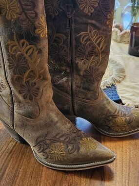 Women’s Brown Embroidered Western Cowboy Boots - Floral Accent